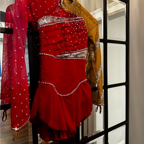 Red silver embellishments. Red sleeve and nude sleeve. Beautiful. - Picture 7 of 8